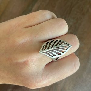 Size 8 James Avery Leaf Ring.